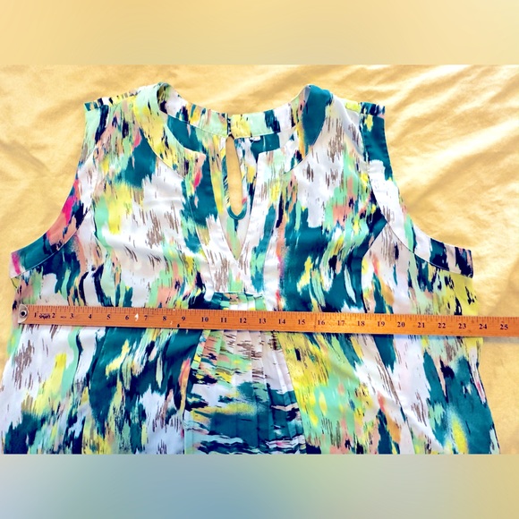 Plus size, high-low, green & white, brushstroke pattern, v-neck tunic. - Picture 6 of 8